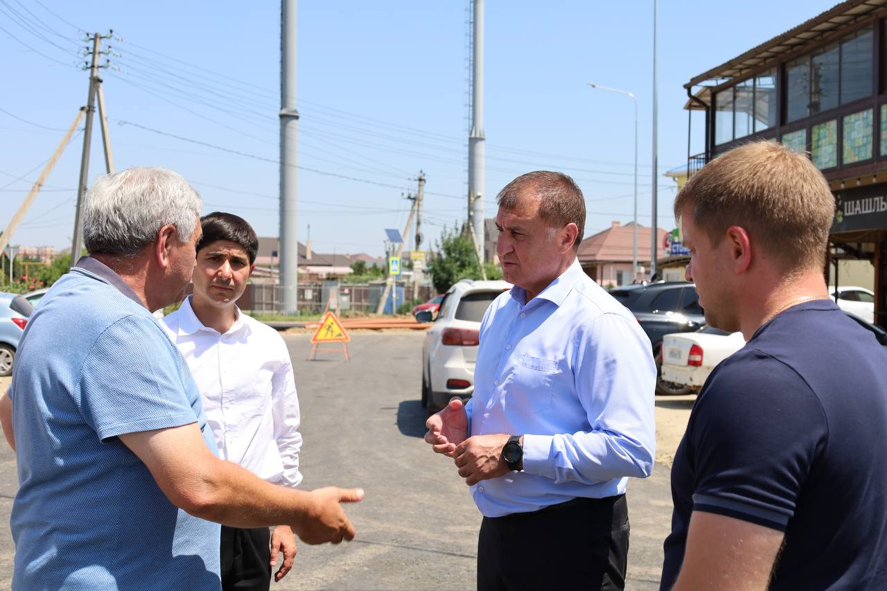 В ауле Новая Адыгея продолжается капитальный ремонт ул. Бжегокайской.